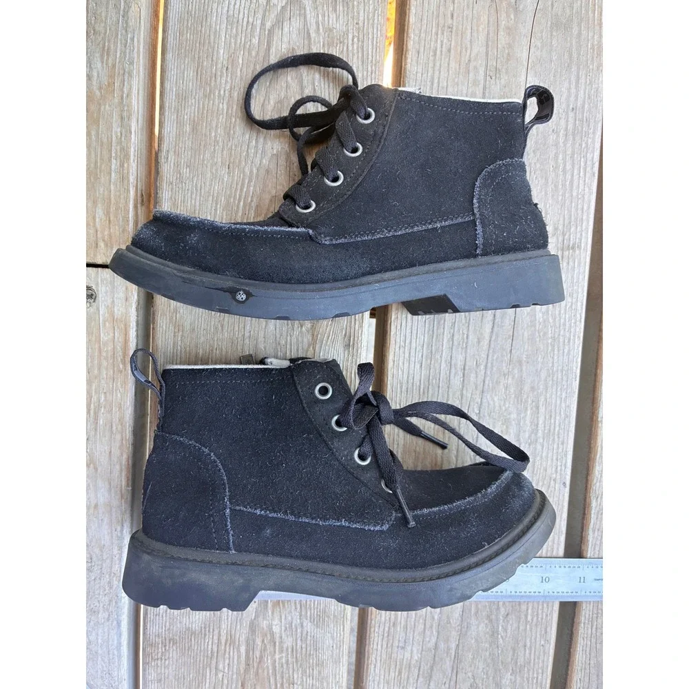 UGG Kids‎ Chelham weather  waterproof Boots Size 2 Black suade